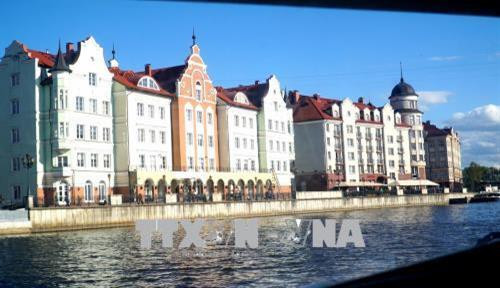 Khu trung tâm thương mại, du lịch, văn hóa “Chợ Cá” nhìn từ tàu du lịch trên sông Pregolia. Ảnh: Tâm Hằng-TTXVN Khu trung tâm thương mại, du lịch, văn hóa “Chợ Cá” nhìn từ tàu du lịch trên sông Pregolia. Ảnh: Tâm Hằng-TTXVN