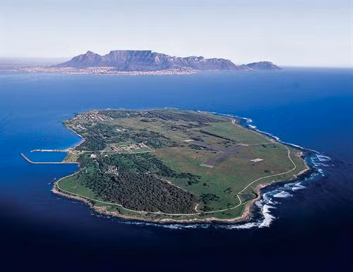 Nhà tù liên bang Alcatraz được coi là một trong những nơi đáng sợ nhất trên thế giới, giam giữ tội phạm khét tiếng. Nhà tù nằm trên hòn đảo cùng tên, ngoài khơi bờ biển San Francisco (Mỹ). Vì nằm cách xa bờ, trong khu vực nước lạnh, dòng chảy mạnh và nhiều sương mù, Alcatraz từng được coi là nhà tù có hệ thống an ninh mạnh nhất từ 1934-1963. Sau khi đóng cửa năm 1963, nhà tù này trở thành điểm đến yêu thích cho du khách khắp mọi nơi trên thế giới. Ảnh: Amazonaws. Nhà tù trên đảo Robben (Nam Phi): Hòn đảo Robben là nơi đã giam giữ cựu Tổng thống Nelson Mandela 18 năm ròng cùng hàng chục tù nhân chính trị khác. Tù nhân da đen bị phân biệt đối xử, được ăn ít, và bị xa lánh. Mandela chỉ được phép có một khách đến thăm, nhận một lá thư sáu tháng một lần trong thời gian giam giữ. Hiện nay, nhà tù là một viện bảo tàng thu hút hàng nghìn du khách. Ảnh: Brand South Africa. Nhà tù S21 (Campuchia): Nhà tù S21 ban đầu là một trường trung học nhưng đã được chế độ Khmer Đỏ do Pol Pot lãnh đạo biến thành một trung tâm tra tấn, tra vấn vào năm 1976. Trong số 14.000 người bị giam trong nhà tù này, chỉ có 7 người còn sống sót. Ngày nay, nơi này được biết đến như Bảo tàng Diệt chủng Tuol Sleng, đón hàng triệu du khách mỗi năm. Ảnh: Agron Dragaj photography. Nhà tù San Pedro (Bolivia): San Pedro được coi là nhà tù kỳ lạ nhất thế giới vì vừa giống nhà tù: tù nhân không được thoát ra khỏi hàng rào thép và có cảnh sát canh gác; lại giống như một khu tập thể đông đúc, với hơn 2.000 tù nhân, cùng sinh sống, làm các công việc như bán hàng, thợ thủ công, đầu bếp… Cảnh sát chỉ đứng gác bên ngoài, đảm bảo không phạm nhân nào trốn thoát, còn mọi chuyện bên trong nhà tù, bao gồm cả việc chém giết là do các phạm nhân tự quản lý. Ảnh: Sophieandchris. Nhà tù Iwahig (Philippines): Nhà tù Iwahig được nhiều người đánh giá là “nơi sung sướng nhất trong các nhà tù”. Nơi này khác biệt hoàn toàn với những nơi giam giữ phạm nhân khác trên thế giới vì đã trở thành một điểm du lịch thực sự. Các tù nhân ở đây được trồng lúa trên cánh đồng rộng lớn, đi lễ nhà thờ mỗi cuối tuần. Hơn 2.500 tù nhân và khách du lịch có thể giao tiếp tự do, thậm chí còn khiêu vũ để phục vụ cho du khách. Ảnh: Joanne Feliciano/Youtube. Nhà tù San Pedro Sula (Honduras): San Pedro Sula giống như một khu tập thể thu nhỏ với vật dụng sinh hoạt, các cửa hiệu, quán cà phê, tiệm bánh và nhiều cửa hàng thủ công. Nhà tù cũng được coi là nhà tù bạo lực nhất trên thế giới. Số người tử vong vì bạo lực lên đến đỉnh điểm vào năm 2012, khi có tới 20 vụ chém giết mỗi ngày. Ảnh: NY Daily News.