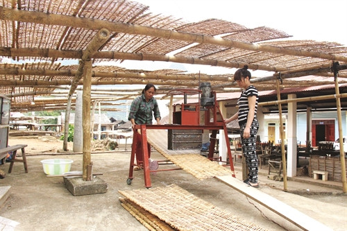 Nhiều hộ trong xã mua máy làm miến chạy bằng điện, giúp nâng cao năng suất, giảm công lao động