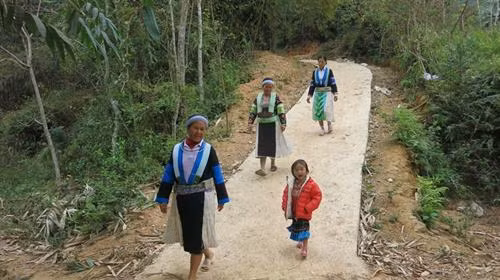 Phụ nữ và trẻ em người Mông ở xã Quang Trung (Hòa An) Ảnh: baocaobang.vn