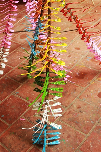 Sau khi sơn, những con chuồn chuồn tre tiếp tục được đặt lên giá tre để phơi khô.