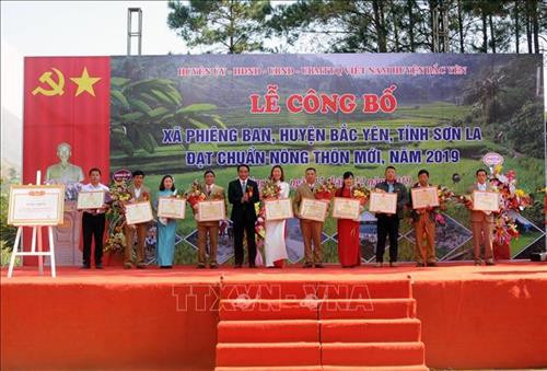 Đồng chí Lê Hồng Minh, Phó chủ tịch Ủy ban nhân dân tỉnh Sơn La trao bằng khen cho các cá nhân của xã Phiêng Ban có thành tích xuất sắc trong công tác xây dựng nông thôn mới. Ảnh: Quang Quyết-TTXVN Đồng chí Lê Hồng Minh, Phó chủ tịch Ủy ban nhân dân tỉnh Sơn La trao bằng khen cho các cá nhân của xã Phiêng Ban có thành tích xuất sắc trong công tác xây dựng nông thôn mới. Ảnh: Quang Quyết-TTXVN