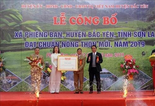 Đồng chí Lê Hồng Minh, Phó chủ tịch Ủy ban nhân dân tỉnh Sơn La trao bằng công nhận xã Phiêng Ban hoàn thành nhiệm vụ xây dựng nông thôn mới năm 2019. Ảnh: Quang Quyết-TTXVN Đồng chí Lê Hồng Minh, Phó chủ tịch Ủy ban nhân dân tỉnh Sơn La trao bằng công nhận xã Phiêng Ban hoàn thành nhiệm vụ xây dựng nông thôn mới năm 2019. Ảnh: Quang Quyết-TTXVN