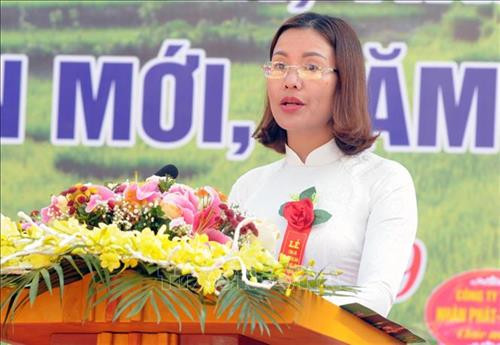 Bà Lò Thị Diêng, Chủ tịch UBND xã Phiêng Ban báo cáo kết quả xây dựng nông thôn mới tại lễ công bố. Ảnh: Quang Quyết-TTXVN Bà Lò Thị Diêng, Chủ tịch UBND xã Phiêng Ban báo cáo kết quả xây dựng nông thôn mới tại lễ công bố. Ảnh: Quang Quyết-TTXVN