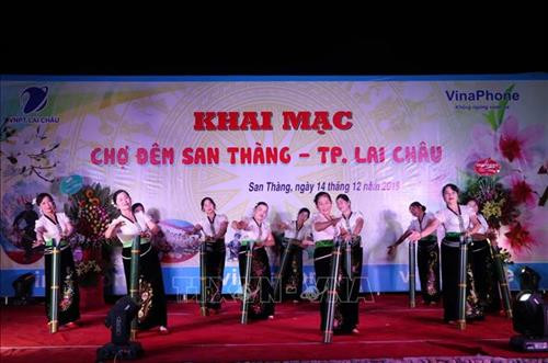 Tiết mục biểu diễn văn nghệ biểu diễn trong đêm khai mạc. Ảnh: Quý Trung – TTXVN Tiết mục biểu diễn văn nghệ biểu diễn trong đêm khai mạc. Ảnh: Quý Trung – TTXVN