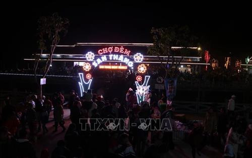 Chợ đêm thu hút đông đảo người dân cùng du khách thập phương tới chơi cũng như đi mua sắm. Ảnh: Quý Trung – TTXVN Chợ đêm thu hút đông đảo người dân cùng du khách thập phương tới chơi cũng như đi mua sắm. Ảnh: Quý Trung – TTXVN