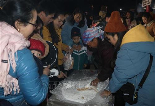 Sản vật địa phương thu hút sự quan tâm của người dân và du khách. Ảnh: Quý Trung – TTXVN Sản vật địa phương thu hút sự quan tâm của người dân và du khách. Ảnh: Quý Trung – TTXVN