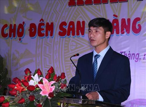 Phó Chủ tịch UBND thành phố Lai Châu Bùi Hữu Cam phát biểu khai mạc chợ đêm San Thàng. Ảnh: Quý Trung – TTXVN Phó Chủ tịch UBND thành phố Lai Châu Bùi Hữu Cam phát biểu khai mạc chợ đêm San Thàng. Ảnh: Quý Trung – TTXVN