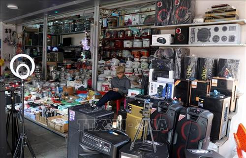Các cửa hàng tại chợ Cốc Lếu không một bóng người đến xem và mua hàng. Ảnh: Quốc Khánh - TTXVN Các cửa hàng tại chợ Cốc Lếu không một bóng người đến xem và mua hàng. Ảnh: Quốc Khánh - TTXVN