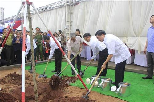 Đồng chí Trần Quốc Vượng cùng lãnh đạo tỉnh Gia Lai trồng cây lưu niệm tại trường Phổ thông dân tộc bán trú Trung học cơ sở A Ma Trang Lơng. Ảnh: Hồng Điệp - TTXVN Đồng chí Trần Quốc Vượng cùng lãnh đạo tỉnh Gia Lai trồng cây lưu niệm tại trường Phổ thông dân tộc bán trú Trung học cơ sở A Ma Trang Lơng. Ảnh: Hồng Điệp - TTXVN