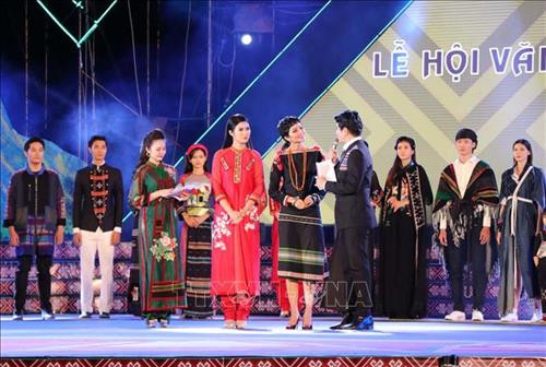 Hoa hậu Ngọc Hân và H’Hen Niê giao lưu với khán giả tại đêm khai mạc lễ hội. Ảnh: Ngọc Minh – TTXVN Hoa hậu Ngọc Hân và H’Hen Niê giao lưu với khán giả tại đêm khai mạc lễ hội. Ảnh: Ngọc Minh – TTXVN