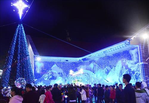 Đông đảo người dân tập trung tại Nhà thờ Thánh Tâm, thành phố Buôn Ma Thuột. Ảnh: Tuấn Anh – TTXVN Đông đảo người dân tập trung tại Nhà thờ Thánh Tâm, thành phố Buôn Ma Thuột. Ảnh: Tuấn Anh – TTXVN