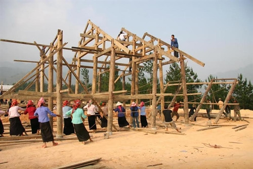 Một ngôi nhà sàn đang được xây dựng tạị bản Nậm Sáng, xã Phúc Than, huyện Than Uyên (Lai Châu)
