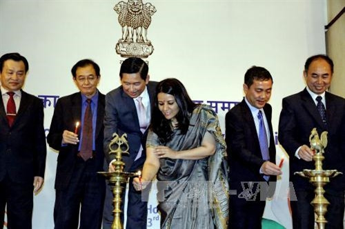 Nghi thức thắp đèn truyền thống của Ấn Độ tại lễ kỷ niệm. Ảnh: Thế Anh - TTXVN