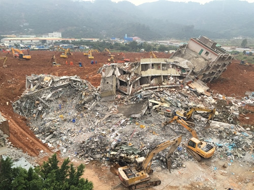Cảnh hoang tàn, đổ nát tại hiện trường vụ lở đất ở Thâm Quyến. THX/ TTXVN