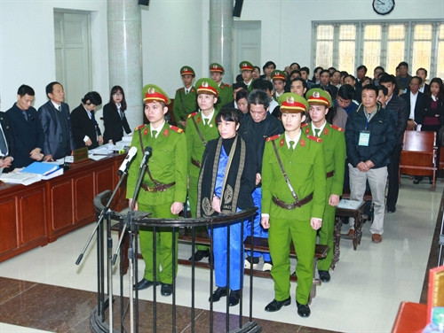 Các bị cáo đứng trước vành móng ngựa. Ảnh: Doãn Tấn – TTXVN Các bị cáo đứng trước vành móng ngựa. Ảnh: Doãn Tấn – TTXVN