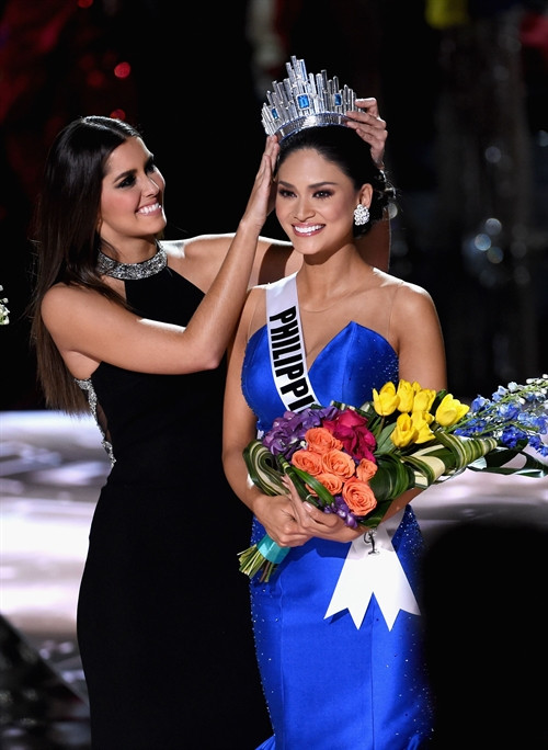 Hoa hậu Hoàn vũ 2014 Paulina Vega (trái) trao vương miện cho Hoa hậu Hoàn vũ 2015 Pia Alonzo Wurtzbach. AFP/TTXVN Hoa hậu Hoàn vũ 2014 Paulina Vega (trái) trao vương miện cho Hoa hậu Hoàn vũ 2015 Pia Alonzo Wurtzbach. AFP/TTXVN