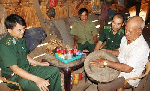 Người có uy tín ở Bình Phước trao đổi với cán bộ biên phòng về lưu giữ văn hóa cồng chiêng. Ảnh: baobinhphuoc.com.vn Người có uy tín ở Bình Phước trao đổi với cán bộ biên phòng về lưu giữ văn hóa cồng chiêng. Ảnh: baobinhphuoc.com.vn