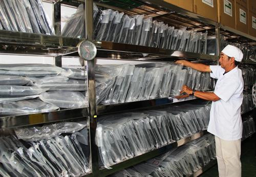 Sản phẩm cao Hoàn Ngọc, được chiết xuất từ rể cây hoàn ngọc để chế ra 2 loại sản phẩm TANU Green và TANU Gold hỗ trợ điều trị ung thư. Ảnh: Lê Đức Hoảnh - TTXVN Sản phẩm cao Hoàn Ngọc, được chiết xuất từ rể cây hoàn ngọc để chế ra 2 loại sản phẩm TANU Green và TANU Gold hỗ trợ điều trị ung thư. Ảnh: Lê Đức Hoảnh - TTXVN