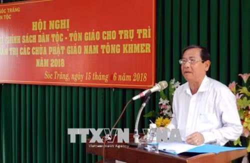 Ông Lý Bình Cang, Trưởng Ban Dân tộc tỉnh Sóc Trăng phát biểu triển khai các nghị quyết, chính sách tới các sư sãi, chức sắc. Ảnh: Trung Hiếu - TTXVN