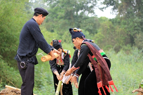 Sau khi cúng xong, thầy cúng sử dụng nước đã chuẩn bị trước trong các ống tre để rửa tay cho mình và những người phụ nữ tham gia buổi lễ