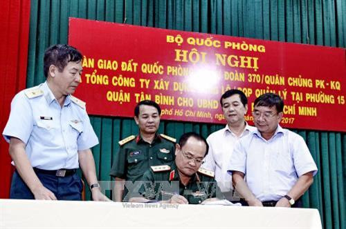 Thượng tướng Nguyễn Phương Nam, Ủy viên Trung ương Đảng, Phó Tổng Tham mưu trưởng Quân đội Nhân dân Việt Nam ký xác nhận chứng kiến biên bản bàn giao đất quốc phòng giữa đại diện Quân chủng Phòng không – Không quân và UBND Thành phố Hồ Chí Minh, tại hội nghị. Ảnh: Thế Anh-TTXVN Thượng tướng Nguyễn Phương Nam, Ủy viên Trung ương Đảng, Phó Tổng Tham mưu trưởng Quân đội Nhân dân Việt Nam ký xác nhận chứng kiến biên bản bàn giao đất quốc phòng giữa đại diện Quân chủng Phòng không – Không quân và UBND Thành phố Hồ Chí Minh, tại hội nghị. Ảnh: Thế Anh-TTXVN