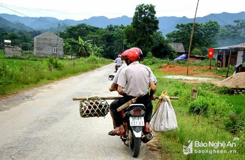Thuộc địa phận 3 xã Nậm Giải, Châu Kim và Châu Thôn, huyện Quế Phong (Nghệ An) dốc Bù Chồng Cha mang vẻ đẹp bí ẩn riêng có. Những ngày này, Bù Chồng Cha đón rất nhiều phượt thủ lên đây vui Tết Độc lập cùng dân bản. Ảnh: Thò Cường Người dân làm cầu thang dẫn khách lên bãi bằng trên đỉnh Bù Chồng Cha thưởng thức những món đặc sản và các hoạt động vui Tết Độc lập. Ảnh: Thò Cường Mua gà về ăn Tết. Ảnh: Thò Cường Mổ lợn đón khách đến bản vui Tết. Ảnh: Thò Cường Chế biến món chẻo từ cá nướng, muối, hành, ớt, mặc khẻn... để chấm măng nứa - món ngon không thể thiếu trong mâm cỗ đón Tết Độc lập. Ảnh: Thò Cường Uống rượu cần, múa lăm vông bên lửa trại bập bùng. Ảnh: Thò Cường Lên Bù Chồng Cha đón Tết Độc lập, du khách sẽ có ấn tượng khó quên với cảnh sắc, khí hậu và tình người nồng hậu nơi đây. Ảnh: Thò Cường Thuộc địa phận 3 xã Nậm Giải, Châu Kim và Châu Thôn, huyện Quế Phong (Nghệ An) dốc Bù Chồng Cha mang vẻ đẹp bí ẩn riêng có. Những ngày này, Bù Chồng Cha đón rất nhiều phượt thủ lên đây vui Tết Độc lập cùng dân bản. Ảnh: Thò Cường Người dân làm cầu thang dẫn khách lên bãi bằng trên đỉnh Bù Chồng Cha thưởng thức những món đặc sản và các hoạt động vui Tết Độc lập. Ảnh: Thò Cường Mua gà về ăn Tết. Ảnh: Thò Cường Mổ lợn đón khách đến bản vui Tết. Ảnh: Thò Cường Chế biến món chẻo từ cá nướng, muối, hành, ớt, mặc khẻn... để chấm măng nứa - món ngon không thể thiếu trong mâm cỗ đón Tết Độc lập. Ảnh: Thò Cường Uống rượu cần, múa lăm vông bên lửa trại bập bùng. Ảnh: Thò Cường Lên Bù Chồng Cha đón Tết Độc lập, du khách sẽ có ấn tượng khó quên với cảnh sắc, khí hậu và tình người nồng hậu nơi đây. Ảnh: Thò Cường