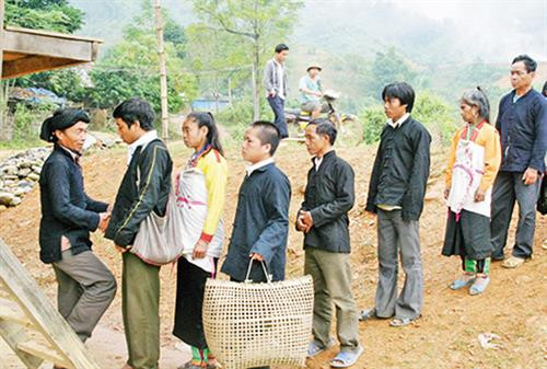 Người xăm cằm và gia đình mang lễ vật đến nhà thầy cúng nhờ làm lễ. Người xăm cằm và gia đình mang lễ vật đến nhà thầy cúng nhờ làm lễ.