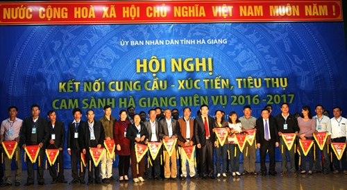 Thường trực Tỉnh ủy, UBND tỉnh Hà Giang trao tặng Cờ lưu niệm cho các hộ tham gia Hội thi cam sành Hà Giang. Ảnh: Minh Tâm-TTXVN. Thường trực Tỉnh ủy, UBND tỉnh Hà Giang trao tặng Cờ lưu niệm cho các hộ tham gia Hội thi cam sành Hà Giang. Ảnh: Minh Tâm-TTXVN.