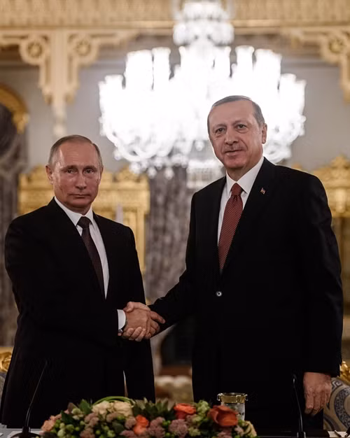 Trong ảnh (tư liệu): Tổng thống Thổ Nhĩ Kỳ Tayyip Erdogan (phải) và người đồng cấp Nga Vladimir Putin (trái) tại cuộc họp báo ở Istanbul, Thổ Nhĩ Kỳ ngày 10/10. AFP/TTXVN