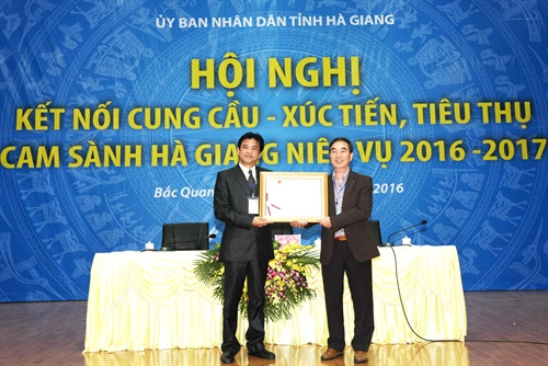 Tại hội nghị, lãnh đạo Cục Sở hữu trí tuệ - Bộ Công thương trao Giấy chứng nhận đăng ký chỉ dẫn địa lý cam sành Hà Giang cho Sở Nông nghiệp và Phát triển Nông thôn Hà Giang. Ảnh: Minh Tâm-TTXVN. Tại hội nghị, lãnh đạo Cục Sở hữu trí tuệ - Bộ Công thương trao Giấy chứng nhận đăng ký chỉ dẫn địa lý cam sành Hà Giang cho Sở Nông nghiệp và Phát triển Nông thôn Hà Giang. Ảnh: Minh Tâm-TTXVN.