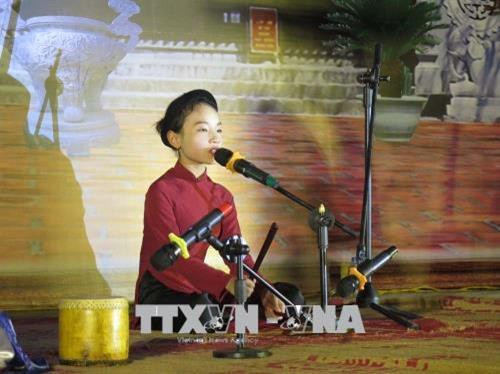 Ca nương An Nguyễn Thủy Tiên, 9 tuổi (quê ở xã Tứ Cường, huyện Thanh Miện) là thành viên câu lạc bộ ca trù Trung tâm văn hóa tỉnh Hải Dương. Ảnh: Mạnh Minh-TTXVN Ca nương An Nguyễn Thủy Tiên, 9 tuổi (quê ở xã Tứ Cường, huyện Thanh Miện) là thành viên câu lạc bộ ca trù Trung tâm văn hóa tỉnh Hải Dương. Ảnh: Mạnh Minh-TTXVN