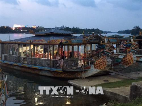 Thuyền du lịch phục vụ ca Huế trên sông Hương. Ảnh: Quốc Việt - TTXVN