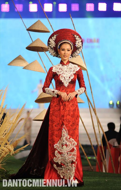 Các bộ sưu tập áo dài "Bản hòa ca mùa xuân" của nghệ nhân Lan Hương; "Dịu dàng sắc xuân" của nhà thiết kế Thuận Việt; "Thế giới như tôi thấy" của nhà thiết kế Đỗ Trịnh Hoài Nam; "Cô Bông Sài Gòn" của nhà thiết kế Minh Châu...