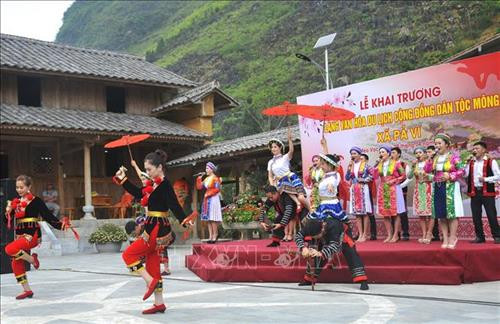 Các thiếu nữ dân tộc biểu diễn chào mừng khai trương Làng văn hóa du lịch cộng đồng dân tộc Mông. Ảnh: Minh Tâm-TTXVN Các thiếu nữ dân tộc biểu diễn chào mừng khai trương Làng văn hóa du lịch cộng đồng dân tộc Mông. Ảnh: Minh Tâm-TTXVN