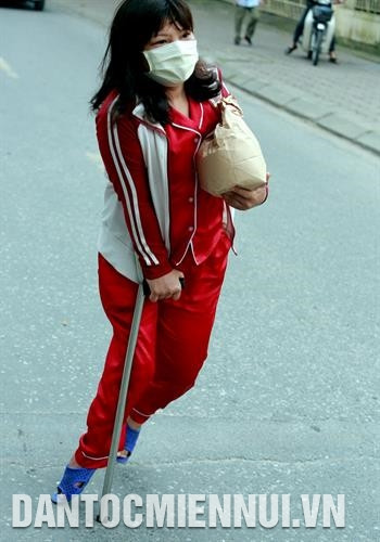 Người tàn tật ấm lòng khi nhận được sẻ chia từ những tầm lòng từ thiện.