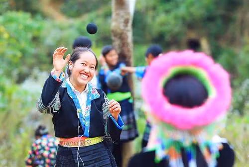 Thiếu nữ người Mông ở vùng cao tỉnh Điện Biên vui chơi trong ngày Tết. Ảnh: Phan Tuấn Anh - TTXVN