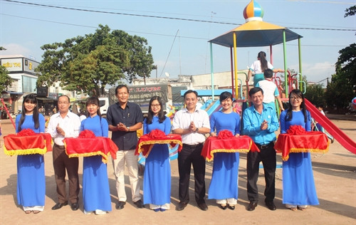 Cắt băng khánh thành khu vui chơi trẻ em tại UBND xã Tân Đông. Ảnh: Thanh Tân-TTXVN Cắt băng khánh thành khu vui chơi trẻ em tại UBND xã Tân Đông. Ảnh: Thanh Tân-TTXVN