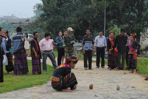 Người chơi dùng chân cố gắng hất đổ xà hùa Người chơi dùng chân cố gắng hất đổ xà hùa