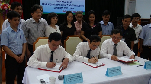 Đại diện Sở Y tế tỉnh Gia Lai, Bệnh viện Đa khoa tỉnh Gia Lai, Bệnh viện Bạch Mai ký kết thỏa thuận hợp tác về việc tham gia và thực hiện dự án bệnh viện vệ tinh chuyên ngành ung bướu giai đoạn 2016 - 2020. Ảnh: Hoài Nam - TTXVN Đại diện Sở Y tế tỉnh Gia Lai, Bệnh viện Đa khoa tỉnh Gia Lai, Bệnh viện Bạch Mai ký kết thỏa thuận hợp tác về việc tham gia và thực hiện dự án bệnh viện vệ tinh chuyên ngành ung bướu giai đoạn 2016 - 2020. Ảnh: Hoài Nam - TTXVN