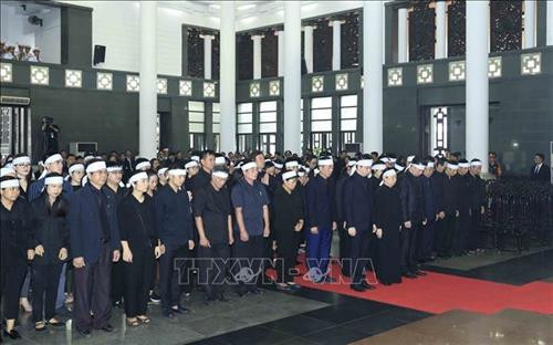 Nhà tang lễ quốc gia, số 5 Trần Thánh Tông (Hà Nội), nơi tổ chức Quốc tang Chủ tịch nước Trần Đại Quang. Ảnh: TTXVN Đồng chí Trương Hoà Bình, Ủy viên Bộ Chính trị, Phó Thủ tướng thường trực Chính phủ đọc Tiểu sử Chủ tịch nước Trần Đại Quang và danh sách Ban Lễ tang. Ảnh: TTXVN Ông Trần Quân, con trai trưởng của Chủ tịch nước Trần Đại Quang thắp nén hương viếng Cha. Ảnh: TTXVN Đoàn gia đình, họ hàng nội ngoại viếng Chủ tịch nước Trần Đại Quang. Ảnh: Nhan Sáng – TTXVN Đoàn Ban Chấp hành Trung ương Đảng Cộng sản Việt Nam, do đồng chí Nguyễn Phú Trọng, Tổng Bí thư Ban Chấp hành Trung ương Đảng làm Trưởng đoàn, viếng Chủ tịch nước Trần Đại Quang. Ảnh: TTXVN Tổng Bí thư Nguyễn Phú Trọng ghi sổ tang. Ảnh: TTXVN Đoàn Chính phủ nước Cộng hòa XHCN Việt Nam, do đồng chí Nguyễn Xuân Phúc, Ủy viên Bộ Chính trị, Thủ tướng Chính phủ làm Trưởng đoàn, viếng Chủ tịch nước Trần Đại Quang. Ảnh: Nhan Sáng – TTXVN Thủ tướng Nguyễn Xuân Phúc chia buồn cùng tang quyến Chủ tịch nước Trần Đại Quang. Ảnh: TTXVN Nguyên Ủy viên Bộ Chính trị, nguyên Chủ tịch nước Trần Đức Lương (bên trái) và nguyên Ủy viên Bộ Chính trị, nguyên Thủ tướng Chính phủ Nguyễn Tấn Dũng (bên phải) ghi sổ tang. Ảnh: TTXVN Đoàn Quốc hội nước Cộng hòa XHCN Việt Nam, do đồng chí Nguyễn Thị Kim Ngân, Ủy viên Bộ Chính trị, Chủ tịch Quốc hội làm Trưởng đoàn, viếng Chủ tịch nước Trần Đại Quang. Ảnh: Nhan Sáng – TTXVN Đồng chí Tòng Thị Phóng (bên trái), Ủy viên Bộ Chính trị, Phó Chủ tịch thường trực Quốc hội và đồng chí Đặng Thị Ngọc Thịnh, Ủy viên Trung ương Đảng, Quyền Chủ tịch nước chia buồn cùng tang quyến Chủ tịch nước Trần Đại Quang. Ảnh: TTXVN Đoàn Văn phòng Chủ tịch nước Cộng hòa XHCN Việt Nam, do đồng chí Đặng Thị Ngọc Thịnh, Ủy viên Trung ương Đảng, Quyền Chủ tịch nước làm Trưởng đoàn, viếng Chủ tịch nước Trần Đại Quang. Ảnh: Nhan Sáng – TTXVN Đoàn Ủy ban Trung ương Mặt trận Tổ quốc Việt Nam, do đồng chí Hầu A Lềnh, Ủy viên Trung ương Đảng, Phó Chủ tịch, Tổng Thư ký UBTƯ MTTQ Việt Nam làm Trưởng đoàn, viếng Chủ tịch nước Trần Đại Quang. Ảnh: TTXVN Đoàn Ban Dân vận Trung ương, do đồng chí Trương Thị Mai, Ủy viên Bộ Chính trị, Bí thư Trung ương Đảng, Trưởng Ban Dân vận Trung ương làm Trưởng đoàn, viếng Chủ tịch nước Trần Đại Quang. Ảnh: TTXVN Đoàn Ban Tổ chức Trung ương, do đồng chí Phạm Minh Chính, Ủy viên Bộ Chính trị, Bí thư Trung ương Đảng, Trưởng Ban Tổ chức Trung ương làm Trưởng đoàn, viếng Chủ tịch nước Trần Đại Quang. Ảnh: Nhan Sáng – TTXVN Đoàn Đảng ủy Công an Trung ương, Bộ Công an, do Thượng tướng Tô Lâm, Ủy viên Bộ Chính trị, Bí thư Đảng ủy Công an Trung ương, Bộ trưởng Bộ Công an làm Trưởng đoàn, viếng Chủ tịch nước Trần Đại Quang. Ảnh: TTXVN Đoàn Quân ủy Trung ương, Bộ Quốc phòng, do đồng chí Ngô Xuân Lịch, Ủy viên Bộ Chính trị, Phó Bí thư Quân ủy Trung ương, Bộ trưởng Bộ Quốc phòng làm Trưởng đoàn, viếng Chủ tịch nước Trần Đại Quang. Ảnh: TTXVN Đoàn Thành ủy, HĐND, UBND, Ủy ban MTTQ Việt Nam TP Hà Nội, do đồng chí Hoàng Trung Hải, Ủy viên Bộ Chính trị, Bí thư Thành uỷ Hà Nội làm Trưởng đoàn, viếng Chủ tịch nước Trần Đại Quang. Ảnh: Nhan Sáng – TTXVN Đoàn Tỉnh ủy, HĐND, UBND, Ủy ban Mặt trận Tổ quốc Việt Nam tỉnh Ninh Bình, do đồng chí Nguyễn Thị Thanh, Ủy viên Trung ương Đảng, Bí thư Tỉnh ủy Ninh Bình làm Trưởng đoàn, viếng Chủ tịch nước Trần Đại Quang. Ảnh: Nhan Sáng – TTXVN Nhà tang lễ quốc gia, số 5 Trần Thánh Tông (Hà Nội), nơi tổ chức Quốc tang Chủ tịch nước Trần Đại Quang. Ảnh: TTXVN Đồng chí Trương Hoà Bình, Ủy viên Bộ Chính trị, Phó Thủ tướng thường trực Chính phủ đọc Tiểu sử Chủ tịch nước Trần Đại Quang và danh sách Ban Lễ tang. Ảnh: TTXVN Ông Trần Quân, con trai trưởng của Chủ tịch nước Trần Đại Quang thắp nén hương viếng Cha. Ảnh: TTXVN Đoàn gia đình, họ hàng nội ngoại viếng Chủ tịch nước Trần Đại Quang. Ảnh: Nhan Sáng – TTXVN Đoàn Ban Chấp hành Trung ương Đảng Cộng sản Việt Nam, do đồng chí Nguyễn Phú Trọng, Tổng Bí thư Ban Chấp hành Trung ương Đảng làm Trưởng đoàn, viếng Chủ tịch nước Trần Đại Quang. Ảnh: TTXVN Tổng Bí thư Nguyễn Phú Trọng ghi sổ tang. Ảnh: TTXVN Đoàn Chính phủ nước Cộng hòa XHCN Việt Nam, do đồng chí Nguyễn Xuân Phúc, Ủy viên Bộ Chính trị, Thủ tướng Chính phủ làm Trưởng đoàn, viếng Chủ tịch nước Trần Đại Quang. Ảnh: Nhan Sáng – TTXVN Thủ tướng Nguyễn Xuân Phúc chia buồn cùng tang quyến Chủ tịch nước Trần Đại Quang. Ảnh: TTXVN Nguyên Ủy viên Bộ Chính trị, nguyên Chủ tịch nước Trần Đức Lương (bên trái) và nguyên Ủy viên Bộ Chính trị, nguyên Thủ tướng Chính phủ Nguyễn Tấn Dũng (bên phải) ghi sổ tang. Ảnh: TTXVN Đoàn Quốc hội nước Cộng hòa XHCN Việt Nam, do đồng chí Nguyễn Thị Kim Ngân, Ủy viên Bộ Chính trị, Chủ tịch Quốc hội làm Trưởng đoàn, viếng Chủ tịch nước Trần Đại Quang. Ảnh: Nhan Sáng – TTXVN Đồng chí Tòng Thị Phóng (bên trái), Ủy viên Bộ Chính trị, Phó Chủ tịch thường trực Quốc hội và đồng chí Đặng Thị Ngọc Thịnh, Ủy viên Trung ương Đảng, Quyền Chủ tịch nước chia buồn cùng tang quyến Chủ tịch nước Trần Đại Quang. Ảnh: TTXVN Đoàn Văn phòng Chủ tịch nước Cộng hòa XHCN Việt Nam, do đồng chí Đặng Thị Ngọc Thịnh, Ủy viên Trung ương Đảng, Quyền Chủ tịch nước làm Trưởng đoàn, viếng Chủ tịch nước Trần Đại Quang. Ảnh: Nhan Sáng – TTXVN Đoàn Ủy ban Trung ương Mặt trận Tổ quốc Việt Nam, do đồng chí Hầu A Lềnh, Ủy viên Trung ương Đảng, Phó Chủ tịch, Tổng Thư ký UBTƯ MTTQ Việt Nam làm Trưởng đoàn, viếng Chủ tịch nước Trần Đại Quang. Ảnh: TTXVN Đoàn Ban Dân vận Trung ương, do đồng chí Trương Thị Mai, Ủy viên Bộ Chính trị, Bí thư Trung ương Đảng, Trưởng Ban Dân vận Trung ương làm Trưởng đoàn, viếng Chủ tịch nước Trần Đại Quang. Ảnh: TTXVN Đoàn Ban Tổ chức Trung ương, do đồng chí Phạm Minh Chính, Ủy viên Bộ Chính trị, Bí thư Trung ương Đảng, Trưởng Ban Tổ chức Trung ương làm Trưởng đoàn, viếng Chủ tịch nước Trần Đại Quang. Ảnh: Nhan Sáng – TTXVN Đoàn Đảng ủy Công an Trung ương, Bộ Công an, do Thượng tướng Tô Lâm, Ủy viên Bộ Chính trị, Bí thư Đảng ủy Công an Trung ương, Bộ trưởng Bộ Công an làm Trưởng đoàn, viếng Chủ tịch nước Trần Đại Quang. Ảnh: TTXVN Đoàn Quân ủy Trung ương, Bộ Quốc phòng, do đồng chí Ngô Xuân Lịch, Ủy viên Bộ Chính trị, Phó Bí thư Quân ủy Trung ương, Bộ trưởng Bộ Quốc phòng làm Trưởng đoàn, viếng Chủ tịch nước Trần Đại Quang. Ảnh: TTXVN Đoàn Thành ủy, HĐND, UBND, Ủy ban MTTQ Việt Nam TP Hà Nội, do đồng chí Hoàng Trung Hải, Ủy viên Bộ Chính trị, Bí thư Thành uỷ Hà Nội làm Trưởng đoàn, viếng Chủ tịch nước Trần Đại Quang. Ảnh: Nhan Sáng – TTXVN Đoàn Tỉnh ủy, HĐND, UBND, Ủy ban Mặt trận Tổ quốc Việt Nam tỉnh Ninh Bình, do đồng chí Nguyễn Thị Thanh, Ủy viên Trung ương Đảng, Bí thư Tỉnh ủy Ninh Bình làm Trưởng đoàn, viếng Chủ tịch nước Trần Đại Quang. Ảnh: Nhan Sáng – TTXVN