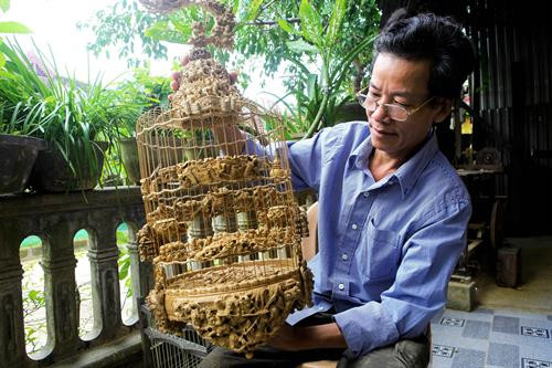 Lồng chim do ông Đoàn Minh Căn sản xuất.