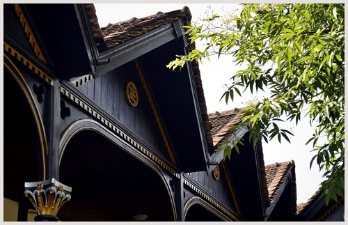 Mái nhà thờ theo kiến trúc theo nhà sàn truyền thống của người Ba Na.