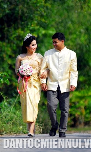Chú rể và cô dâu mặc những bộ trang phục cách tân đẹp nhất trong lễ cưới cổ truyền của đồng bào Khmer.
