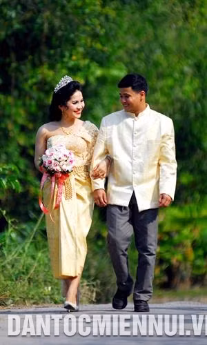 Chú rể và cô dâu mặc những bộ trang phục cách tân đẹp nhất trong lễ cưới cổ truyền của đồng bào Khmer.