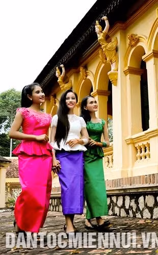 Thiếu nữ Khmer diện trang phục truyền thống đi lễ chùa. Thiếu nữ Khmer trong những bộ trang phục cách tân.