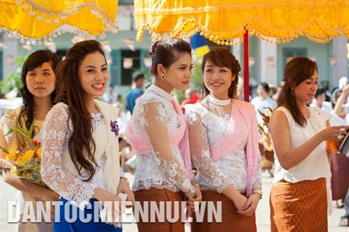 Trang phục truyền thống của thiếu nữ Khmer