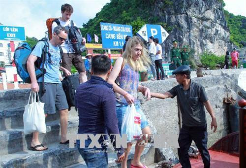 Khách du lịch trong nước và quốc tế tham quan, nghỉ dưỡng tại đảo Cát Bà, TP.Hải Phòng. Ảnh: An Đăng - TTXVN Khách du lịch trong nước và quốc tế tham quan, nghỉ dưỡng tại đảo Cát Bà, TP.Hải Phòng. Ảnh: An Đăng - TTXVN