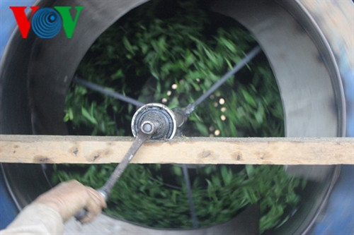 Sau đó lại tiếp tục cho chè vào lò. Công đoạn này phải làm nhiều lần Sau đó lại tiếp tục cho chè vào lò. Công đoạn này phải làm nhiều lần