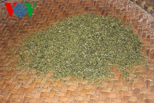 Mỗi lần vò sẽ tạo ra cám chè, bán từ 40-70 ngàn/kg Mỗi lần vò sẽ tạo ra cám chè, bán từ 40-70 ngàn/kg